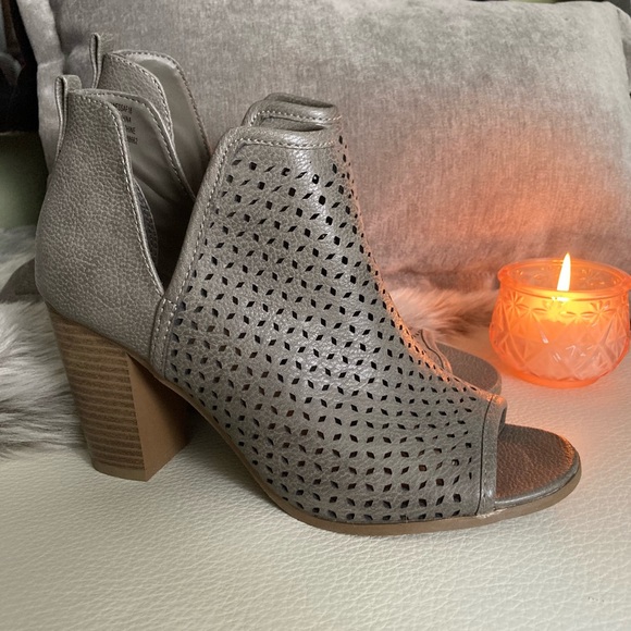 Open toe booties - Picture 6 of 7